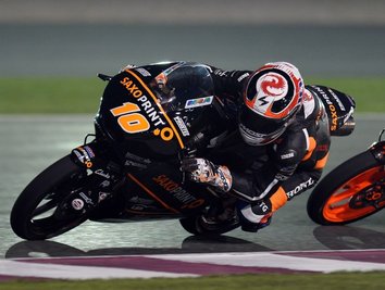 Der Franzose Alexis Masbou entschied in seinem ersten Rennen für das am Sachsenring ansässige Team Saxoprint RTG den Grand Prix in Katar für sich.