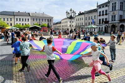Bunt und dynamisch: Einige Bilder zeigten auch im übertragenen Sinn, was Oelsnitz gerne sein will.