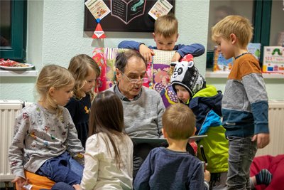 Jörg Simmat gehört zu den Lesepaten, die regelmäßig in der Vogtlandbibliothek Kindern vorlesen.