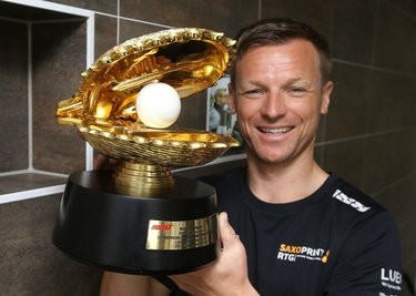 Dirk Heidolf, Teamchef von Saxoprint, präsentierte die Trophäe aus Katar in Hohenstein-Ernstthal.