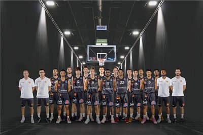 Mit diesem Team gehen die Niners Chemnitz in ihre zweite Bundesligasaison. Von links: Cheftrainer Rodrigo Pastore, Co-Trainer Gjorgji Kochov, Travis Jocelyn, Brendan Gregori, Ivan Karacic, Lennard Glowka, Jonas Richter, Malte Ziegenhagen, Jan Niklas Wimberg, Frantz Massenat, Mindausgas Sušinskas, Gerald Robinson, Nick Lasch, Luca Kellig, Darion Atkins, Nelson Weidemann, Isiaha Mike, Co-Trainer Virgil Matthews, Co-Trainer Michael Wende, Athletiktrainer Fabrizio Santolamazza. 