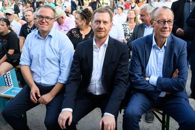 Ein neuer Regierungschef, ein alter, ein künftiger? Mario Voigt, Michael Kretschmer und Friedrich Merz (alle CDU) bei einer Wahlkampfveranstaltung in Brandenburg.