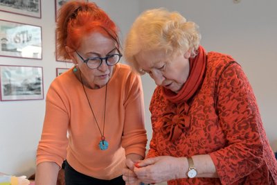 Erste Tipps hat sich Andrea Kühn aus Neukirchen (li.) bereits von Annelore Krauß (re.) geben lassen.
