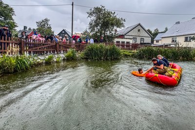 Anne Päßler und Amos Gräbner von der Freiwilligen Feuerwehr Oberdorf retteten mittels Schlauchboot Maximilian Korb, welcher im Angerteich in Seenot geraten war.