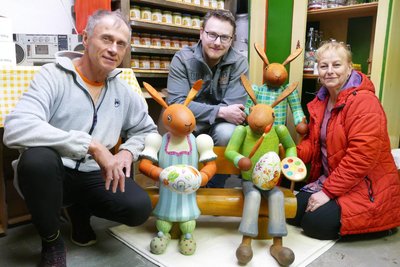Dank der Initiative von Carmen und Thomas Kluge sowie ihrem Sohn Robert hat Dittmannsdorf nun drei große Osterhasen, die sich auf einer Spieldose drehen werden.