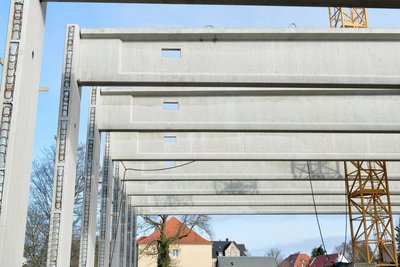 Das Einheben der Deckenbinder war Millimeterarbeit.