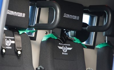 Der Blick in den Panzerwagen "Survivor R" mit dem umstrittenen Logo.