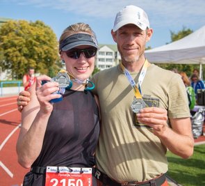 So sehen Sieger aus: Cora Ramm und Thomas Kerkel gewannen beim Freiberger Herbstlauf die Halbmarathon-Distanz. 