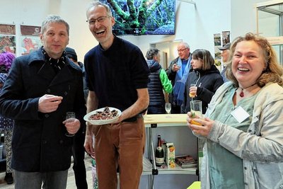 Oberbürgermeister Frank Dehne (l.) und Georangerin Anja Schwulst informierten sich bei Geogenuss-Partner Elgar von Bernuth über seine Produkte. 