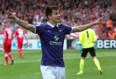 Aues Stefan Mugosa bejubelt den Treffer zum 1:0