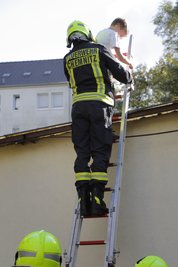 Mithilfe einer Leiter holte die Feuerwehr einen Jungen von einem Supermarktdach auf dem Sonnenberg.