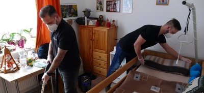 Auch Reinigung gehörte zum Arbeitsalltag: Hier richten Hauptfeldwebel Peter Dusold (links) und Oberstabsgefreiter Manuel Rothe ein Zimmer her.