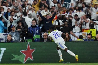 Vinicius Junior von Real Madrid jubelt nach seinem Tor zum 0:1. 