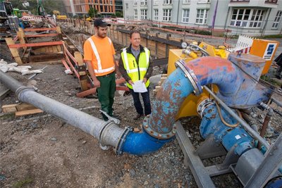Diese Pumpe bewegt das Syra-Wasser. Im Bild: Christoph Keßler (Baufirma) und Steffen Ullmann (Bauamt).
