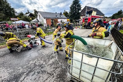 Die Kameradinnen und Kameraden der Feuerwehr Gablenz stellten ihr Können in der Disziplin „Löschangriff“ unter Beweis.