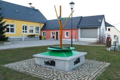 Am Dittmannsdorfer Pyramidenstandort wurde bereits das neue Gestell installiert.