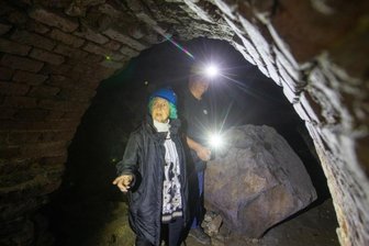 93-Jährige durchlebt Angst aus Bombennacht ein zweites Mal - Als der Koloss in der schwersten Bombennacht Plauens von der Decke fiel, war auch Ruth Müller-Landauer in jenem Keller. Nach 77 Jahren wollte sie noch einmal an den Ort der schlimmsten Stunde ihres Lebens zurück.