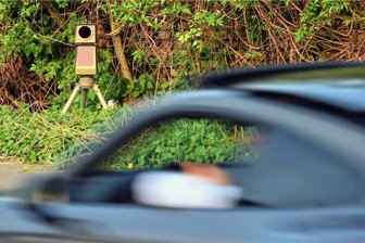 93 km/h zu schnell im Erzgebirge: Raser stellt Negativrekord auf - Mit 163 km/h ist ein Fahrer im Erzgebirger geblitzt worden - 2022 ein Negativrekord. Erlaubt war Tempo 70 an der Messstelle.