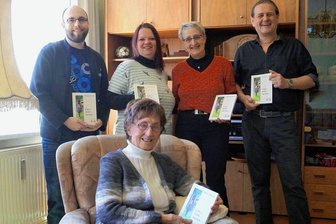 93 Texte zum 93. Geburtstag: Familie überrascht Hobbyautorin mit Buchveröffentlichung - Jubilarin Margot Nürnberger mit Tochter Sybille und Enkelin Karin (2. von links) sowie Ingo Penzel (rechts) und Christian Passon vom Verein Gunzen 1409.