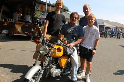Rüdiger Schicker aus Schneckengrün präsentierte das besterhaltene Original-Simson-Zweirad. Begeistert von den Suhler Mopeds sind auch die Enkel Konrad (links) und Oskar sowie deren Papa Alexander Schicker.