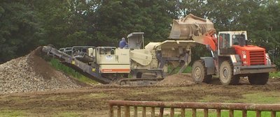 Mit schwerem Gerät wurde am Donnerstag voriger Woche damit begonnen, die Trümmer einer riesigen Betonbodenplatte auf dem Kühlerbau-Gelände am Forstweg in Freiberg zu beseitigen.