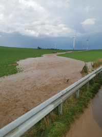 Schlammmassen am Mittwochnachmittag auf und an der Alten Meißner Straße zwischen dem Großschirmaer Stadtteil Teichhäuser und der Altväterbrücke.