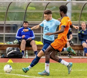 Schoss den FSV Motor Marienberg mit seinem zehnten Saisontor zum Sieg: Kevin Werner, der sich in dieser Szene gegen Antoniozinho Canicio Mangar Gomes vom FC International Leipzig durchsetzen kann. 