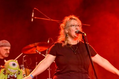 Sängerin Yvonne "Yvi" Broszeitis von Aphodyl. Die Band aus Zossen bei Berlin legte gegenüber der Premiere beim Festival 2022 noch einen drauf.