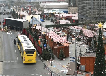 Der Lkw hat eine Spur der Verwüstung auf dem Berliner Weihnachtsmarkt gezogen.