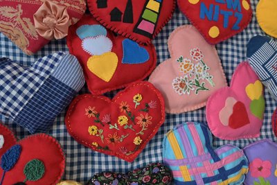 Auch in Stollberg werden Herzen für das Projekt von Annelore Krauß gestaltet.