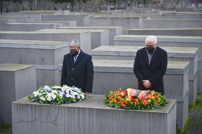 Mickey Levy (l), Sprecher der israelischen Knesset, und Bundespräsident Frank-Walter Steinmeier legen Kränze auf eine Stele am Mahnmal für die ermordeten Juden Europas.