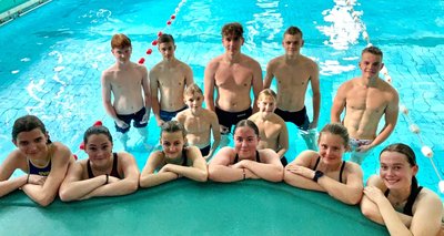 Diese Mädchen und Jungen gehören zu den erfolgreichen Wettkampfschwimmern des SV Schneeberg. Ihnen eifern viele Talente nach. 