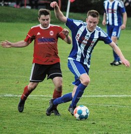 Nur kurz gestolpert: Kevin Frieden (r.) stand am Sonntag beim Gastspiel in Langenau wieder in der Startelf. Am Ende drehte seine Mannschaft einen Rückstand und fuhr einen ganz wichtigen Sieg im Abstiegskampf ein. 