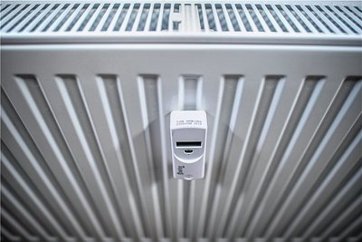  Solche fernablesbaren Messgeräte sind jedoch Grundvoraussetzung für die Zustellung der monatlichen Daten. Noch sind sie nicht flächendeckend in Mietwohnungen vorhanden. Bis 2026 soll das aber so sein.  