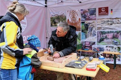 Besucher konnten zum Tag der offenen Tür sich auch selbst ausprobieren. Mian interessierte sich mit seiner Oma Hannelore Dobbert für die Bearbeitung von Steinen bei Jens Oehme. 