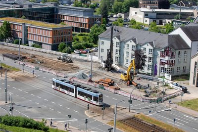 Ein Blick auf die Baustelle, links geht es zur Elsterbrücke. Die Firma Keßler baggerte das Flussbett der Syra aus. Im Juni wurden 102 Bohrungen mit Tiefen zwischen acht bis elf Metern in die Erde getrieben und entsprechende Stahlträger eingesetzt.