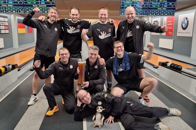 Fäuste geballt, Klassenerhalt fast sicher: Die 9Pins nach ihrem Heimsieg gegen Loburg.