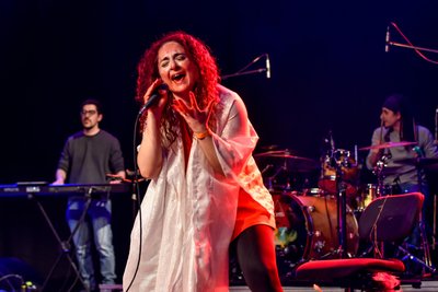 Viper Soup Complex, vorn Sängerin Annemarie Spiteri, reiste extra aus Malta zum bekannten Progressive-Rock-Festival an.