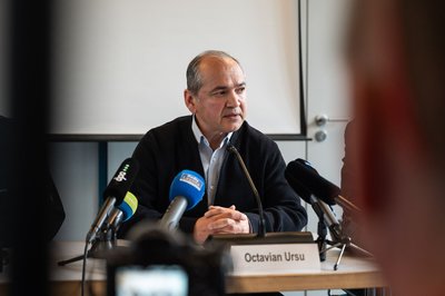 Oberbürgermeister Octavian Ursu wurde in der rumänischen Hauptstadt Bukarest geboren, spricht also die Muttersprache des wartenden Mannes. 