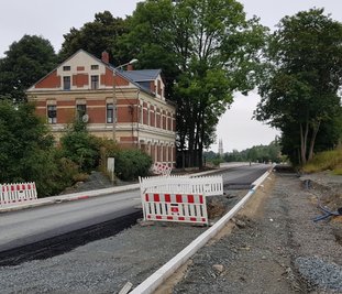 Die Bauarbeiten an der Bundesstraße sind weit fortgeschritten.