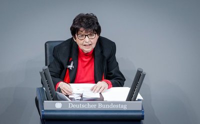 Inge Auerbacher spricht bei der Gedenkstunde zum "Tag des Gedenkens an die Opfer des Nationalsozialismus" im Deutschen Bundestag.