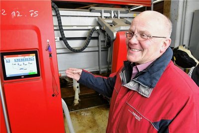 Lothar Hofmeister vom Bauamt hatte in der Milchviehanlage in Hartha den Glasfaser-Startschuss gegeben. 