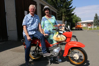 Hätten Chancen auf das schönste Simson-Paar gehabt: Christine und Wolfgang Seifert aus Syrau mit ihrem Star.