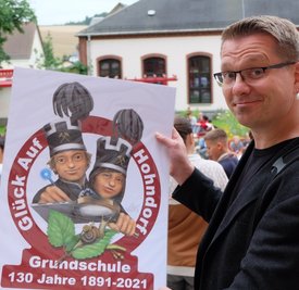 Hat für die Hohndorfer Glück-Auf-Schule ein lustiges Logo entworfen: Karikaturist Veit Schenderlein aus Mülsen. 