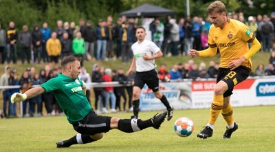 Der Zuger Schlussmann Robin Fritzsche (l.) konnte sich gegen die Profis von Drittligist Dynamo Dresden am Montag bei vielen Aktionen auszeichnen. Hier stoppt er Dynamos Top-Stürmer Christoph Daferner (r.) in letzter Sekunde. 