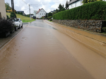 Die Hauptstraße in Großschirma war teils überflutet und mit Schlamm bedeckt.