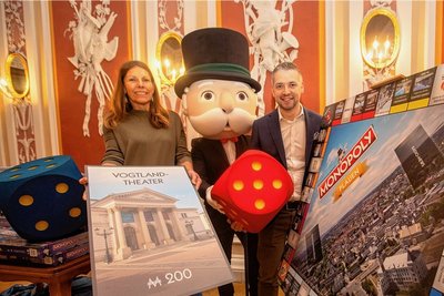 Theatersprecherin Carolin Eschenbrenner freut sich, das es der Musentempel aufs Spielbrett geschafft hat, das Mr. Monopoly und Florian Freitag von der Werbefirma Polar Eins am Donnerstag präsentierten. 