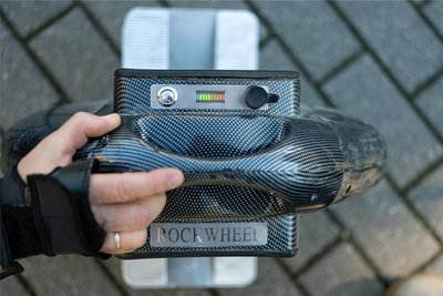 Übersichtliches Bedienpanel: Knopf zum Ein- und Ausschalten, LED-Ladestandsanzeige und Anschluss fürs Stromkabel.