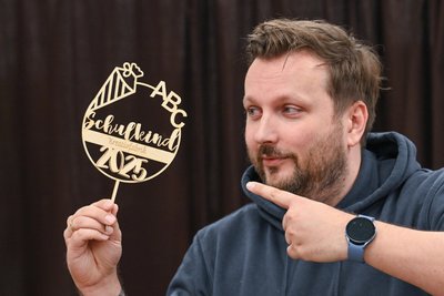 Robert Richter von der Kreativfabrik auf dem Kaßberg mit einem Kuchen-Topper passend zum Schulanfang.