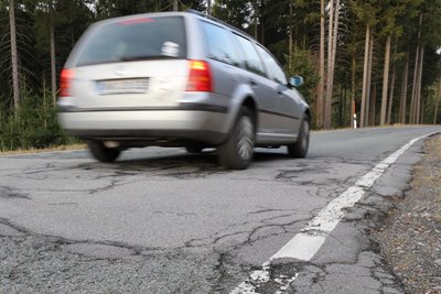 Die Straßenschäden auf der Staatsstraße 271 zwischen Zweibach und Tellerhäuser sind massiv.